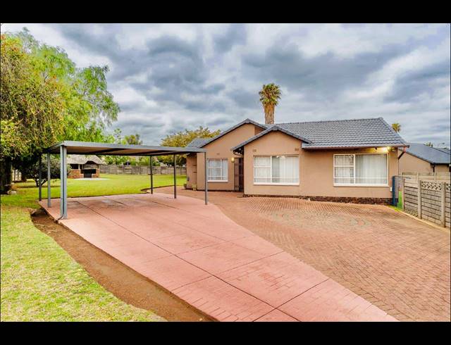 4 BEDROOM FREEHOLD FOR SALE IN BRACKENHURST